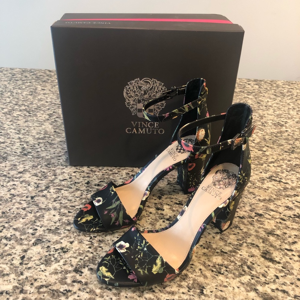 ✨⭐️FLASH SALE⭐️✨Vince Camuto Coralina Sandals